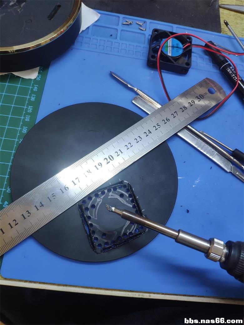 用烙铁加钢尺开口