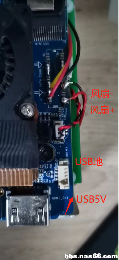 风扇是5V的，旁边还有个USB接口，做个转接线也可以用。，写的是（USB WIFI）
