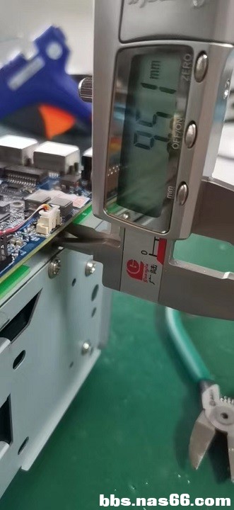 线路板和底下金属板的间距约9.0mm~9.5mm